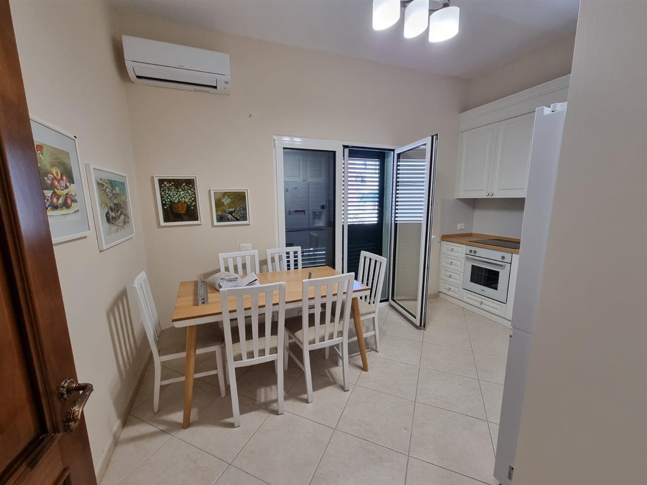 Apartament 3+1 me qira ne qender te Durresit