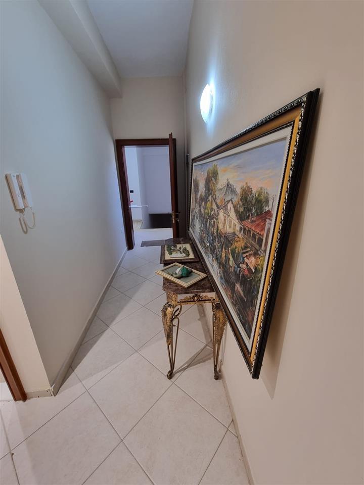 Apartament 3+1 me qira ne qender te Durresit