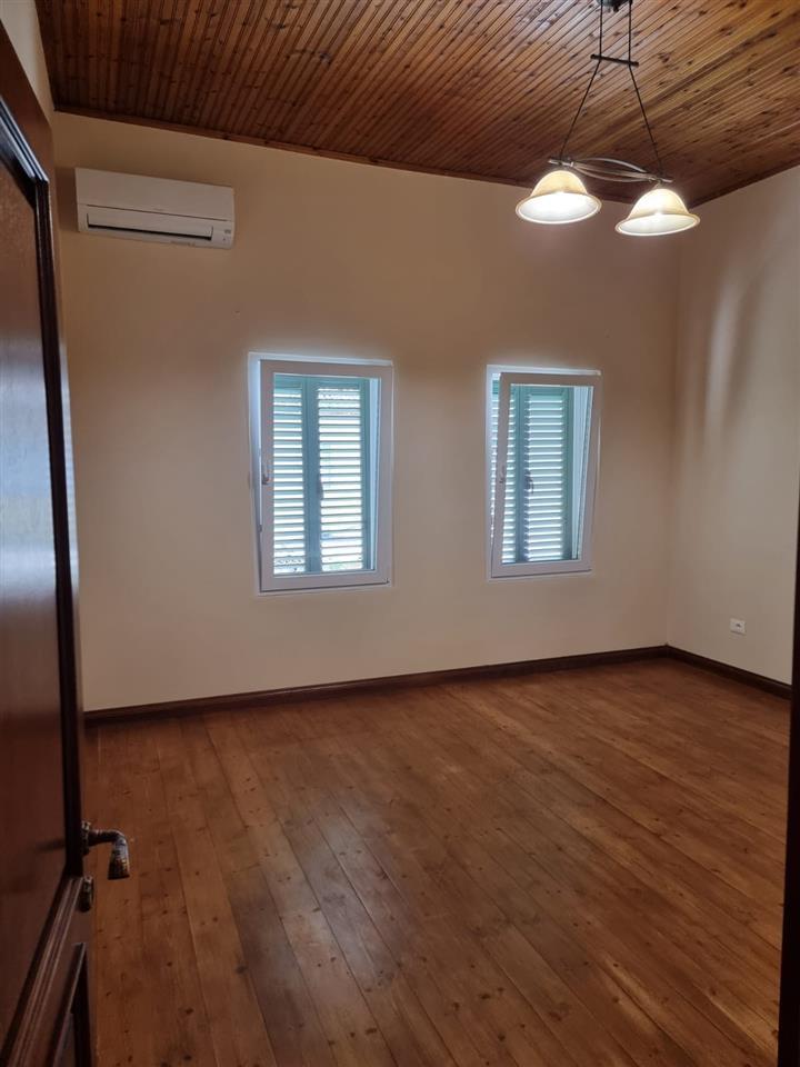Apartament 3+1 me qira ne qender te Durresit