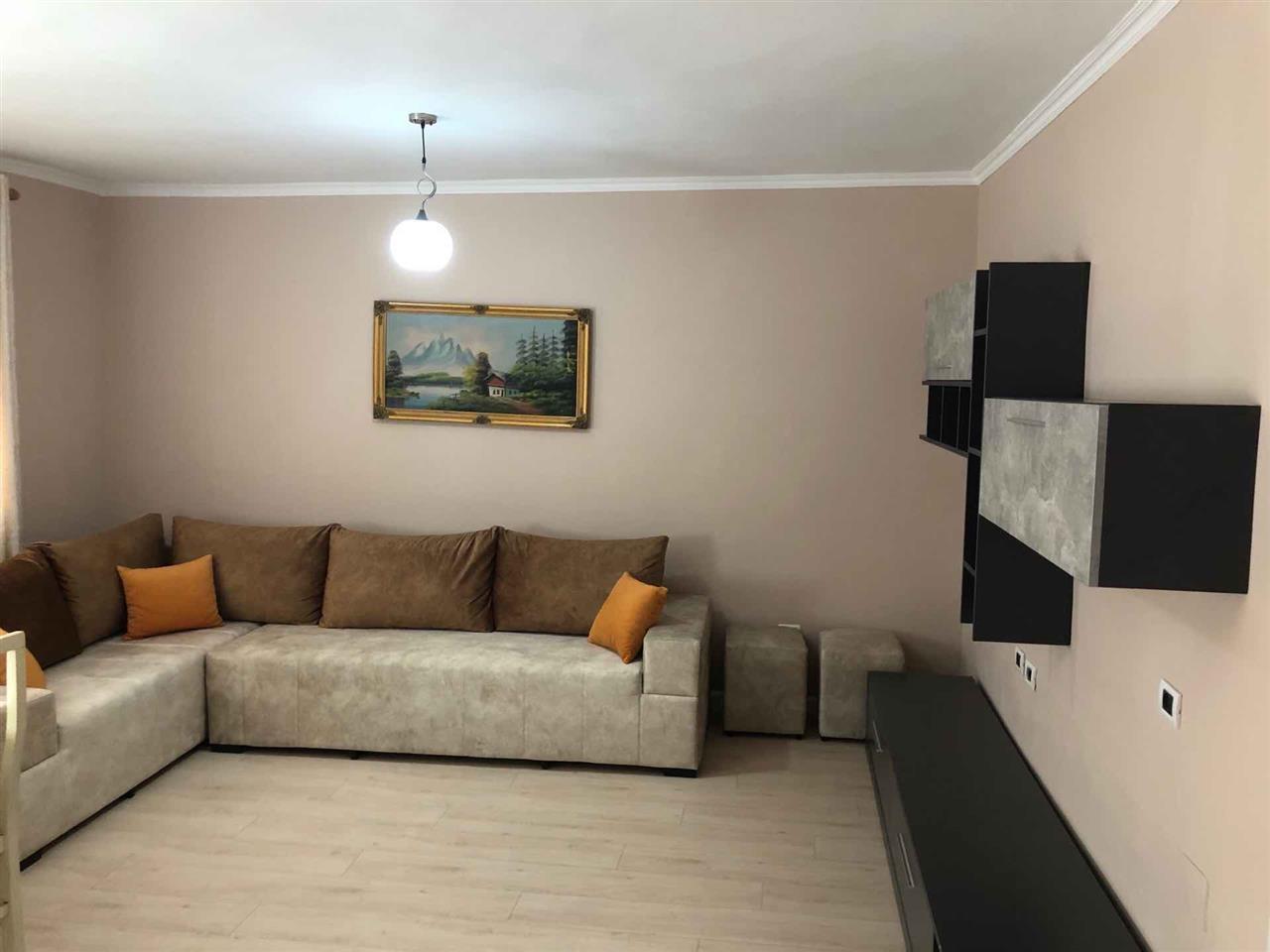 Jepet me qera apartament 2+1ne qender te Tiranes