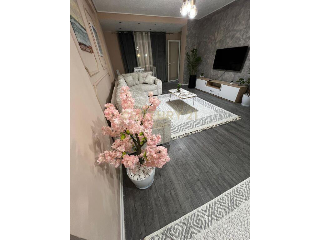 SHITET APARTAMENT 2+1 ME VERANDE , ISH URT DURRES !