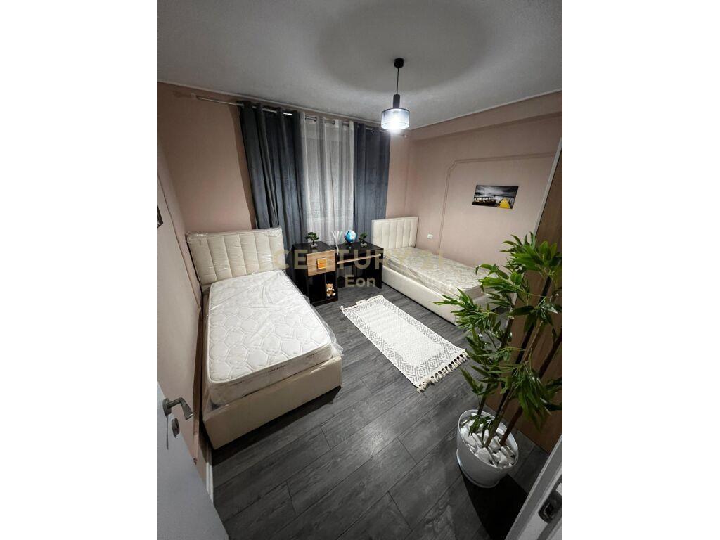 SHITET APARTAMENT 2+1 ME VERANDE , ISH URT DURRES !