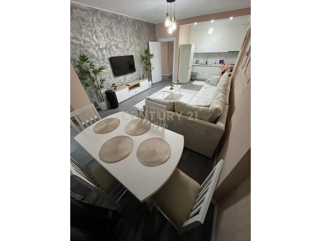 SHITET APARTAMENT 2+1 ME VERANDE , ISH URT DURRES !