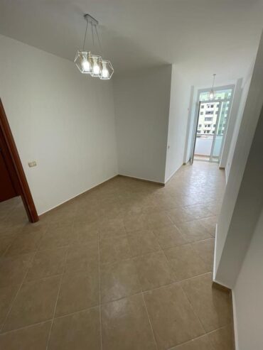 Shitet Apartament me pamje anesore nga deti rrota kuqe plazh