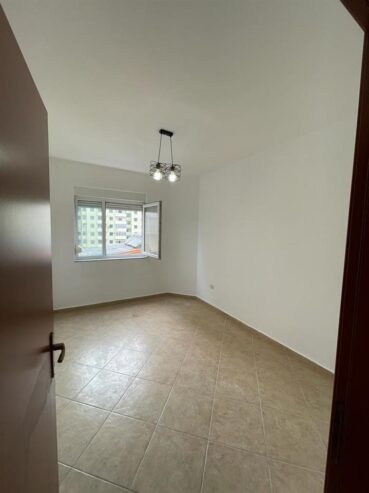 Shitet Apartament me pamje anesore nga deti rrota kuqe plazh