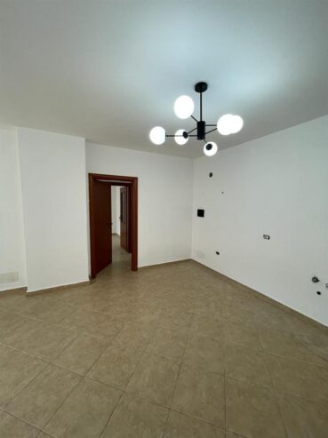 Shitet Apartament me pamje anesore nga deti rrota kuqe plazh