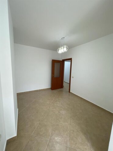 Shitet Apartament me pamje anesore nga deti rrota kuqe plazh