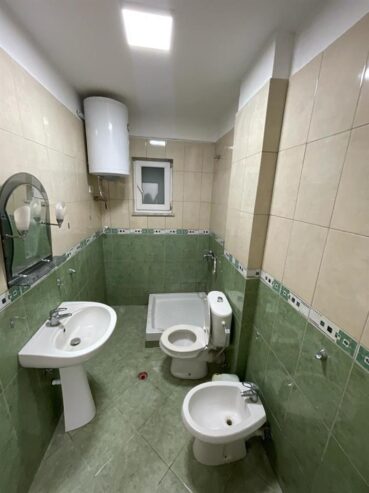 Shitet Apartament me pamje anesore nga deti rrota kuqe plazh