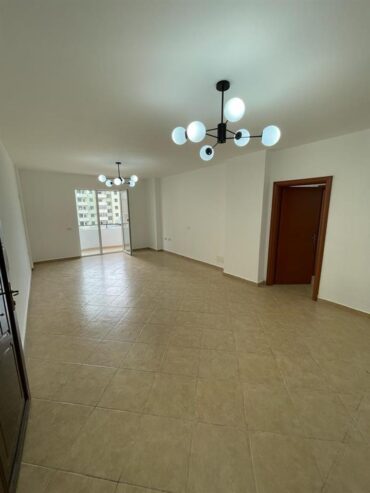 Shitet Apartament me pamje anesore nga deti rrota kuqe plazh