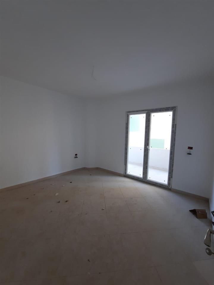 Apartament 2+1 ne shitje // 800 euro/m2 // Stacioni i trenit