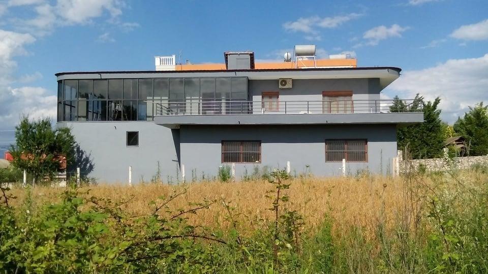 Shitet ose jepet, me qera ndertesa dy -kateshe