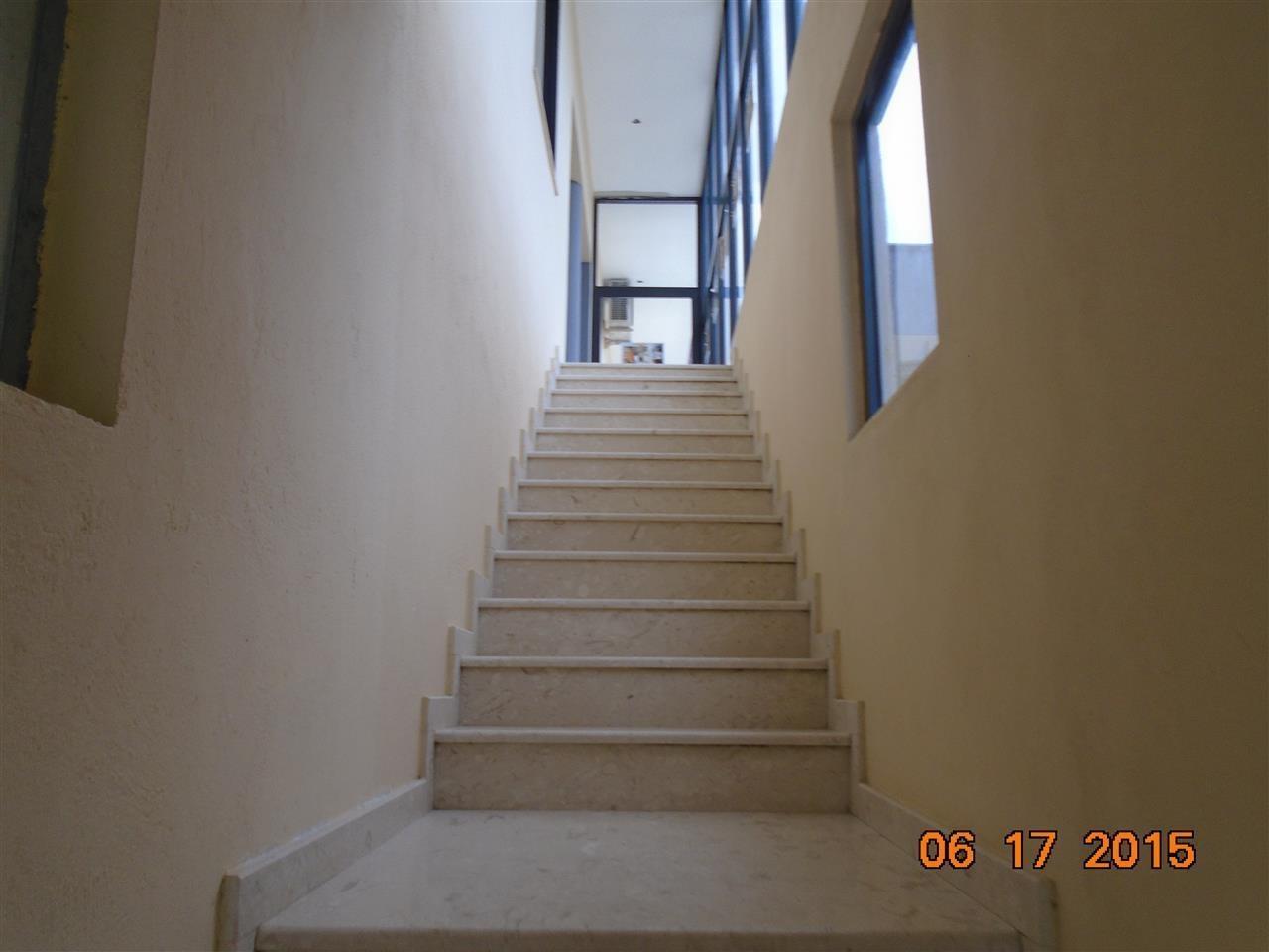 Shitet ose jepet, me qera ndertesa dy -kateshe