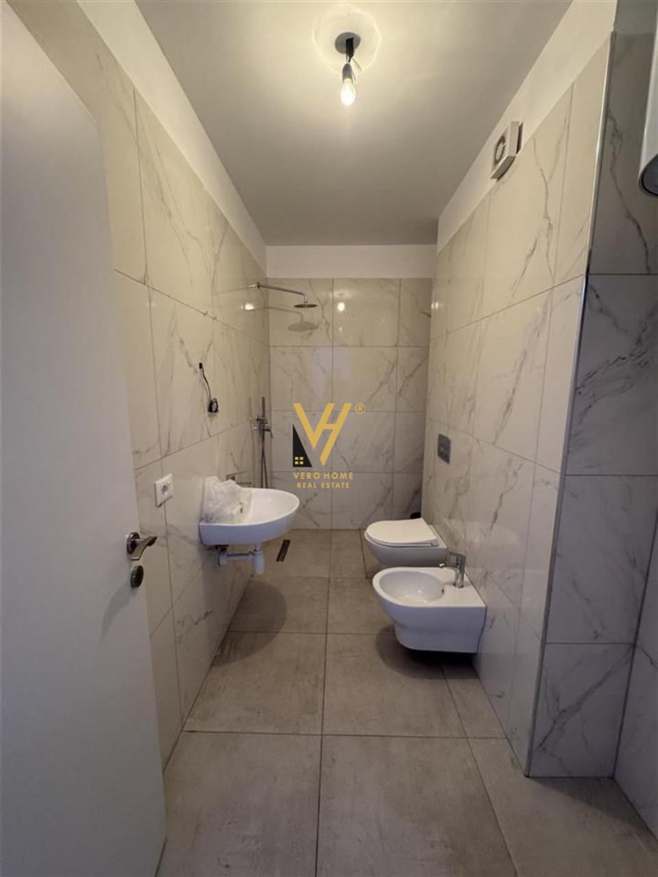 ZYRE 65 M2 ME QERA TEK KOMPLEKSI ZIRKON 450 EURO