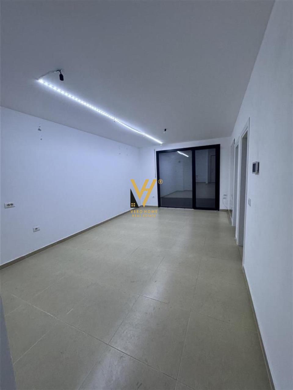 ZYRE 65 M2 ME QERA TEK KOMPLEKSI ZIRKON 450 EURO