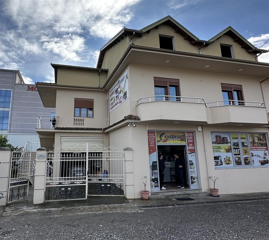 Shitet shtepi 3 kats ,2+1+1 ne rrugen Elbasan-Metalurgji