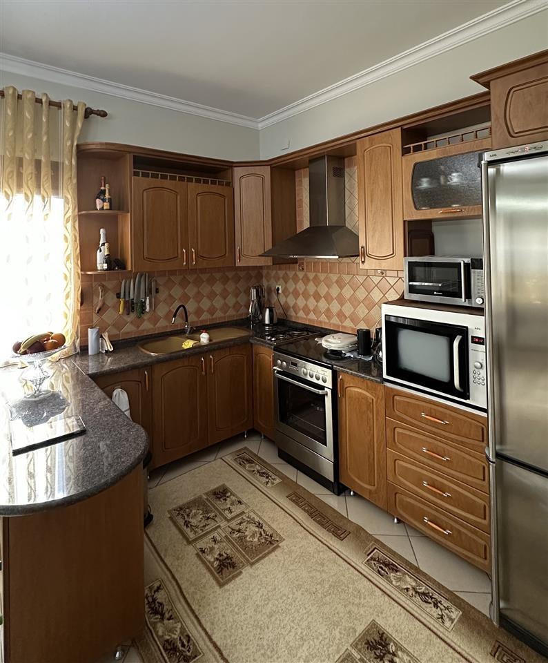 Shitet shtepi 3 kats ,2+1+1 ne rrugen Elbasan-Metalurgji