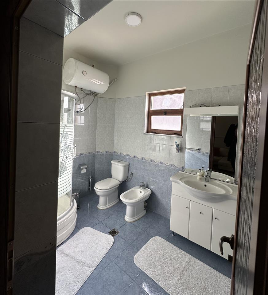 Shitet shtepi 3 kats ,2+1+1 ne rrugen Elbasan-Metalurgji