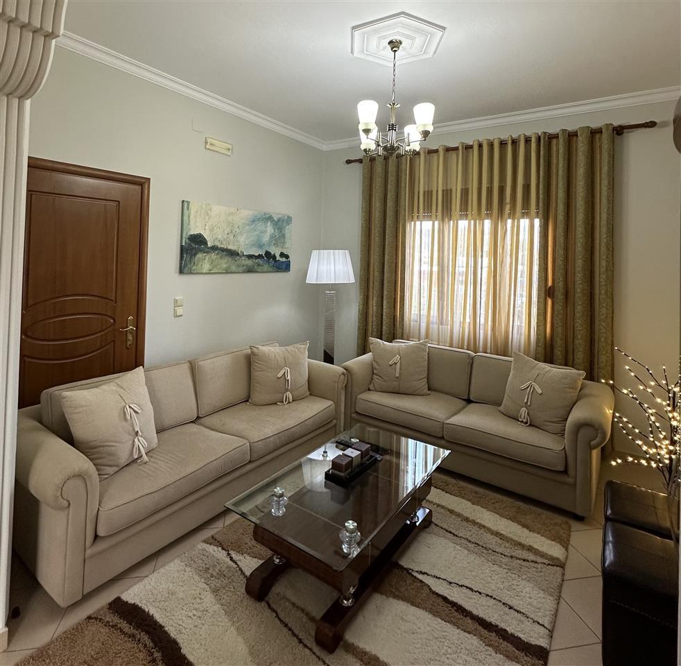 Shitet shtepi 3 kats ,2+1+1 ne rrugen Elbasan-Metalurgji