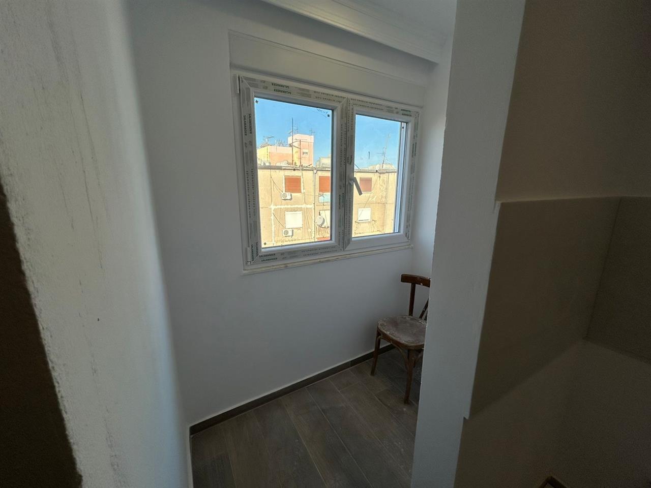 SHITET APARTAMENT 2+1 TEK KRYQI I KUQ DURRES!