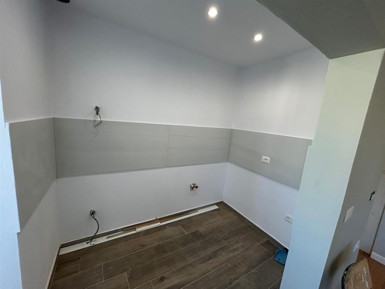 SHITET APARTAMENT 2+1 TEK KRYQI I KUQ DURRES!