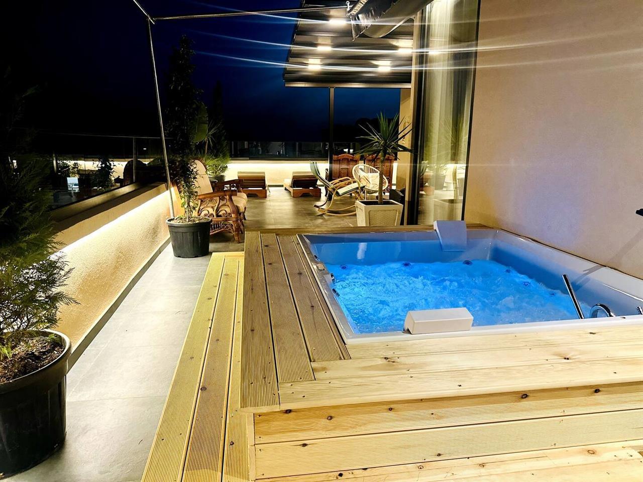 PAPAFINGO LUKSOZE ME 3 +2 ME QERA DITORE NE LUNGOMARE