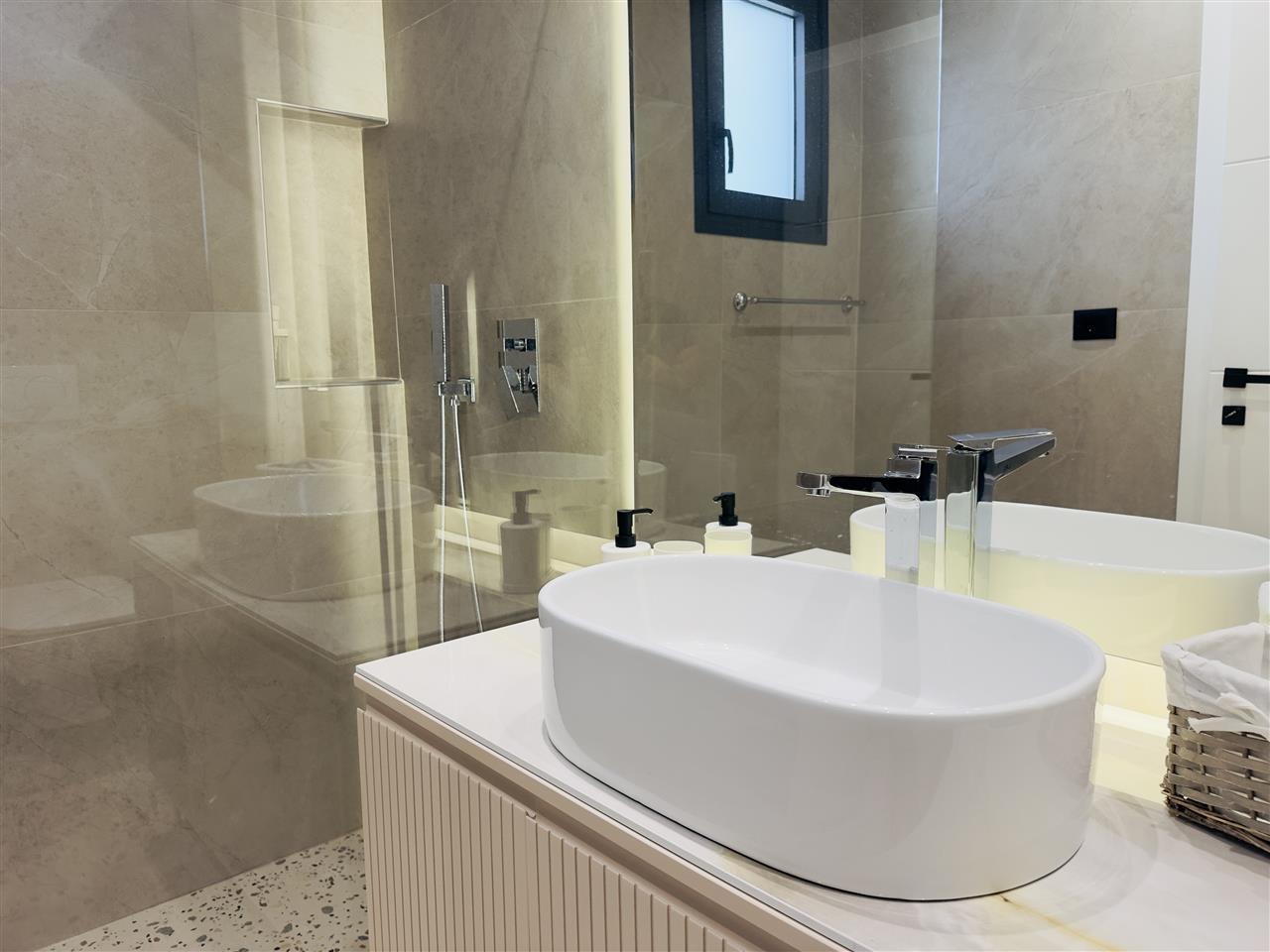 PAPAFINGO LUKSOZE ME 3 +2 ME QERA DITORE NE LUNGOMARE