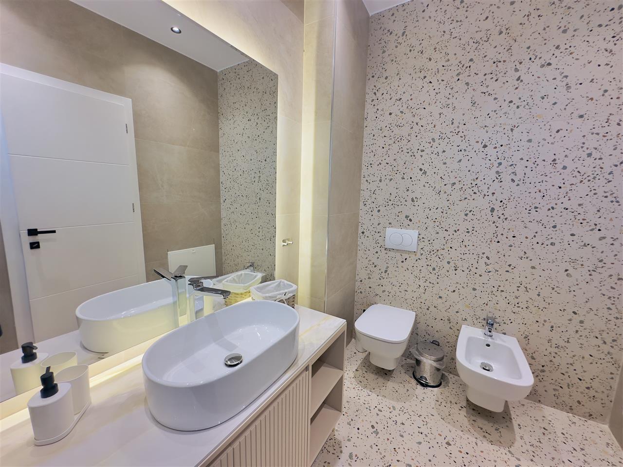 PAPAFINGO LUKSOZE ME 3 +2 ME QERA DITORE NE LUNGOMARE