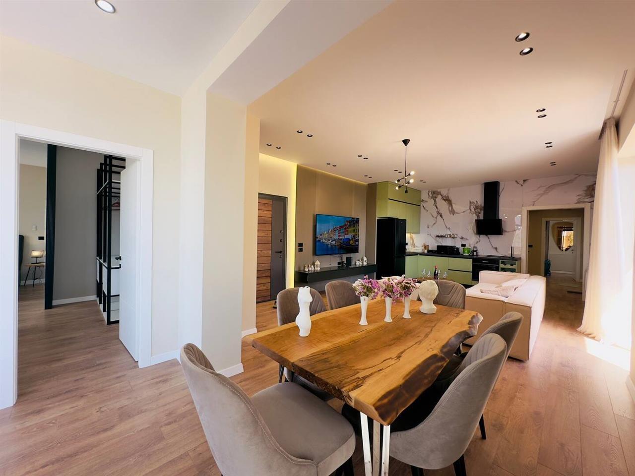 PAPAFINGO LUKSOZE ME 3 +2 ME QERA DITORE NE LUNGOMARE