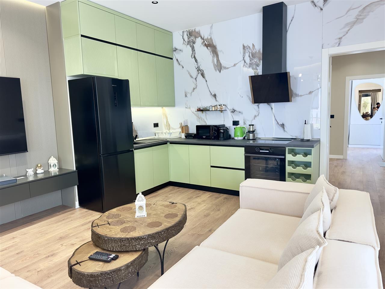 PAPAFINGO LUKSOZE ME 3 +2 ME QERA DITORE NE LUNGOMARE