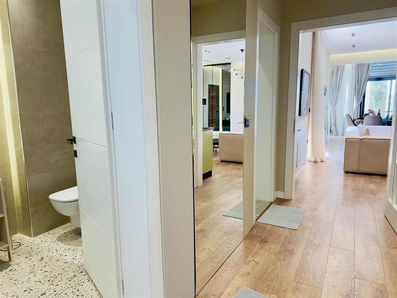 PAPAFINGO LUKSOZE ME 3 +2 ME QERA DITORE NE LUNGOMARE