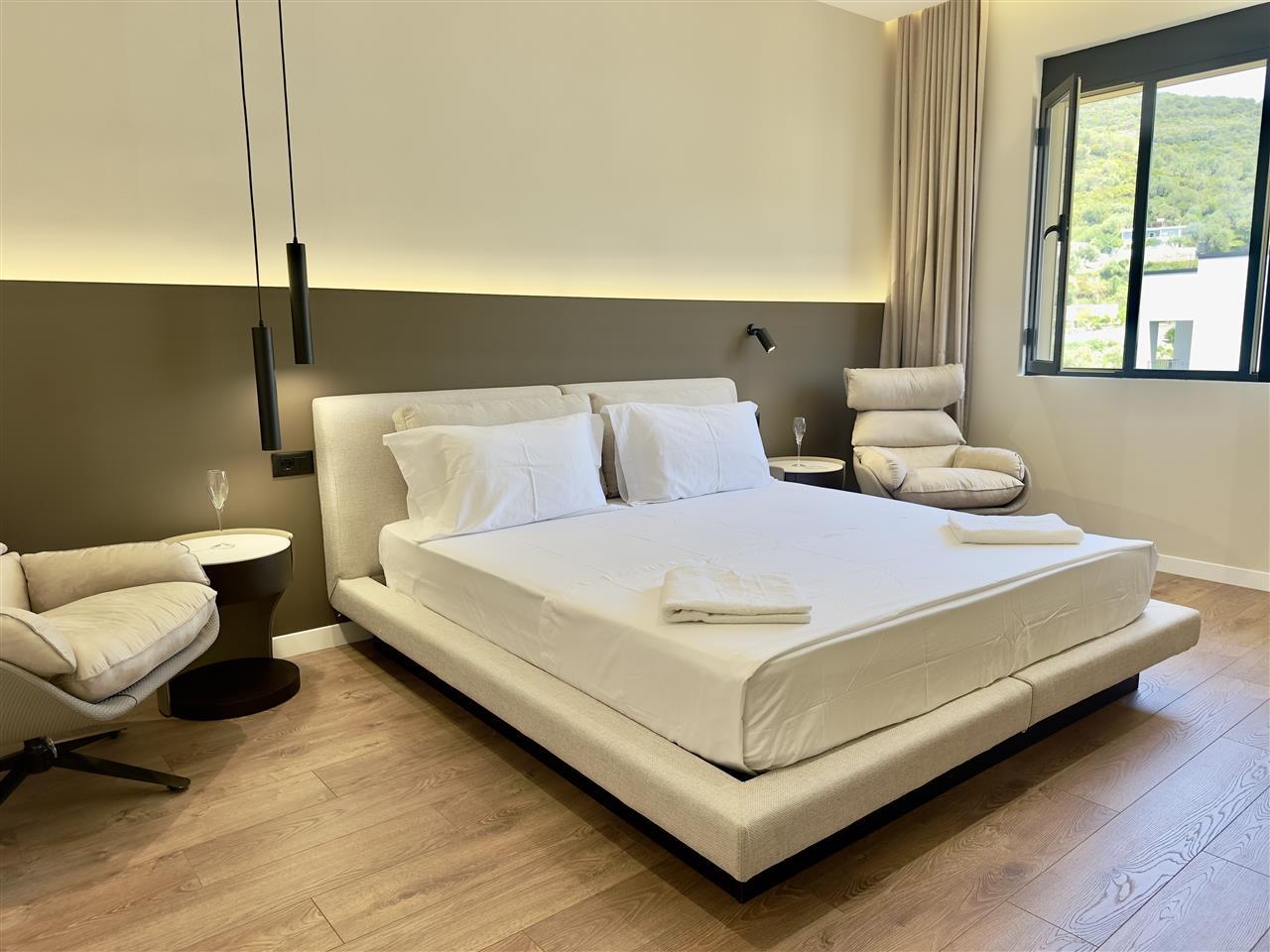 PAPAFINGO LUKSOZE ME 3 +2 ME QERA DITORE NE LUNGOMARE