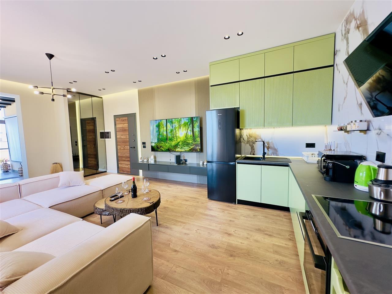 PAPAFINGO LUKSOZE ME 3 +2 ME QERA DITORE NE LUNGOMARE