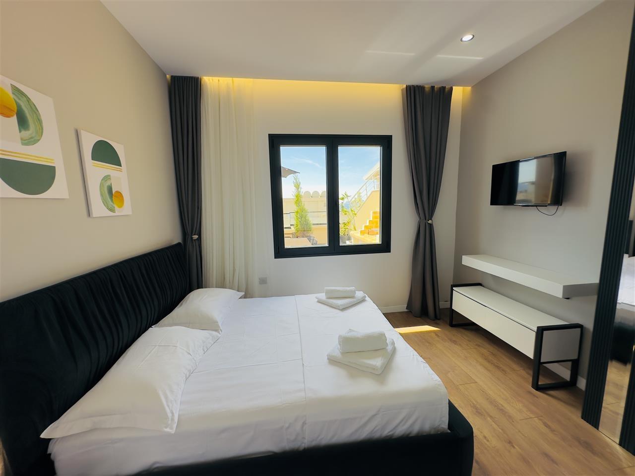 PAPAFINGO LUKSOZE ME 3 +2 ME QERA DITORE NE LUNGOMARE