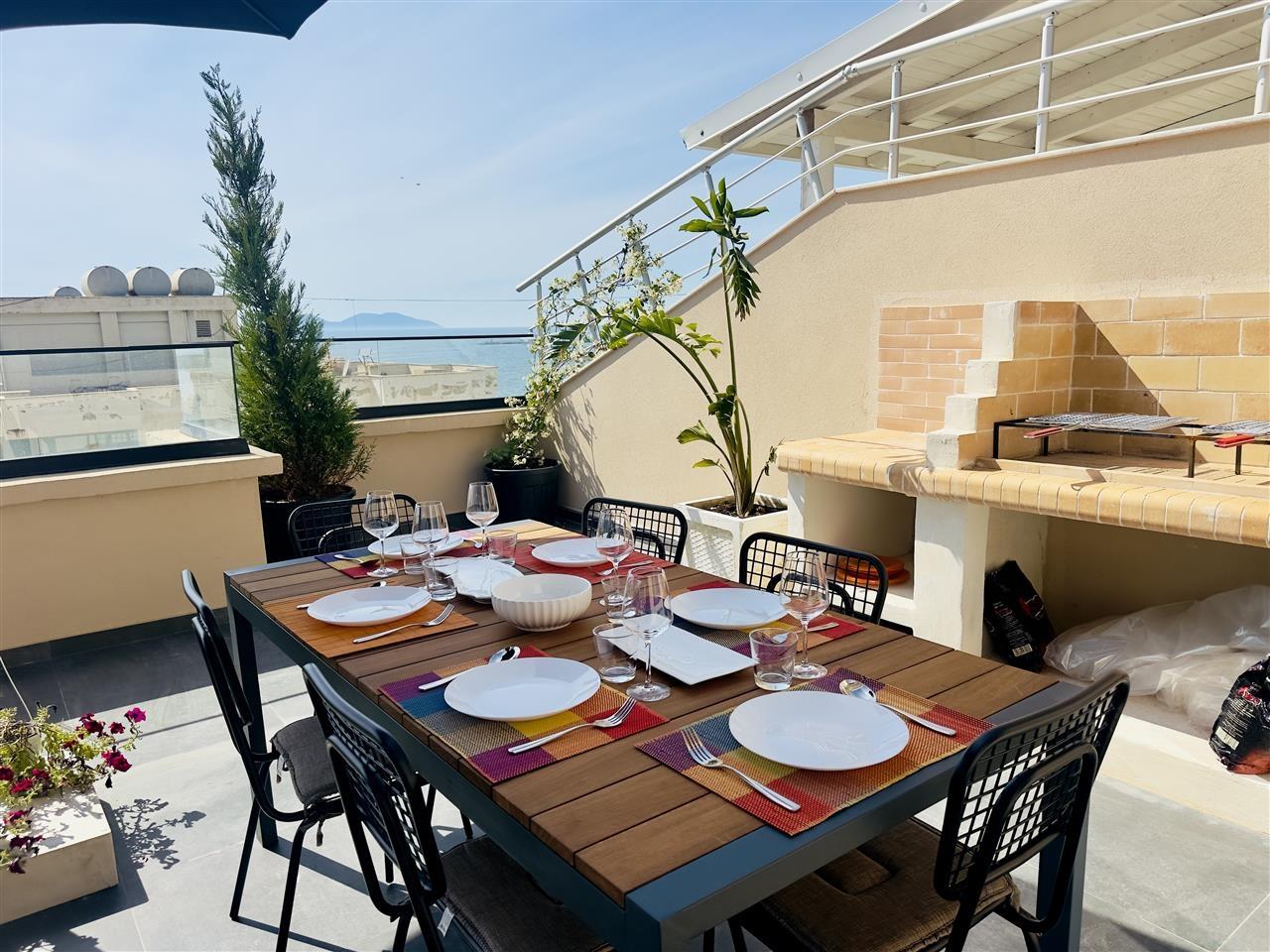 PAPAFINGO LUKSOZE ME 3 +2 ME QERA DITORE NE LUNGOMARE