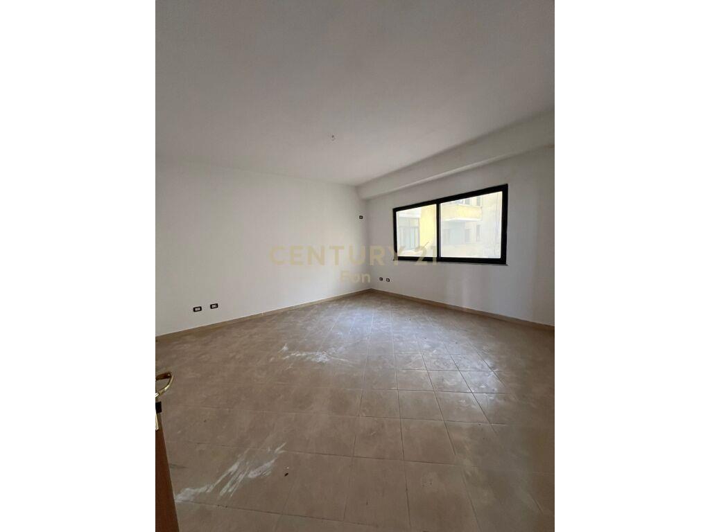 Apartament 2+1+2 për Qira në Plazh Stacioni i Parë, Durrës –