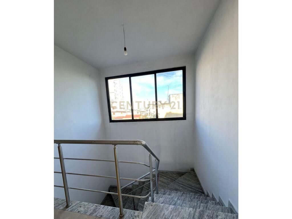 Apartament 2+1+2 për Qira në Plazh Stacioni i Parë, Durrës –