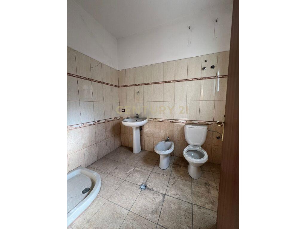 Apartament 2+1+2 për Qira në Plazh Stacioni i Parë, Durrës –