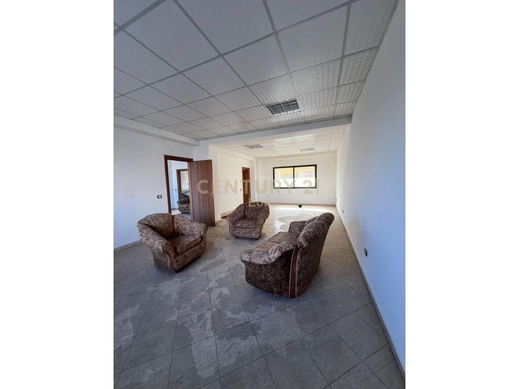 Apartament 2+1+2 për Qira në Plazh Stacioni i Parë, Durrës –