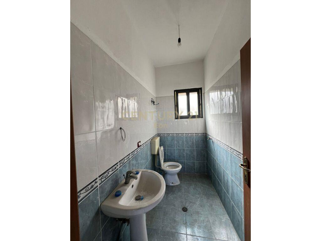 Apartament 2+1+2 për Qira në Plazh Stacioni i Parë, Durrës –