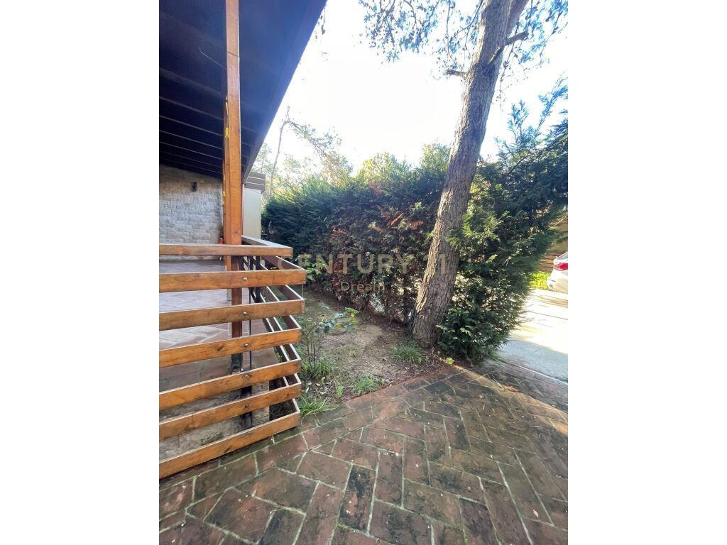 Shitet Apartament 2+1+2 me oborr privat tek Laguna Blue , Qe