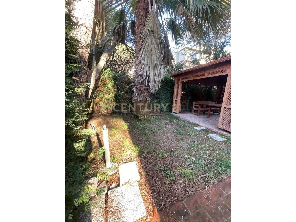 Shitet Apartament 2+1+2 me oborr privat tek Laguna Blue , Qe