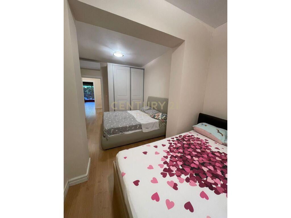 Shitet Apartament 2+1+2 me oborr privat tek Laguna Blue , Qe