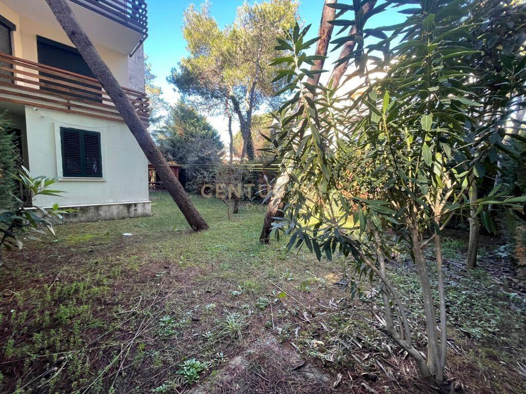 Shitet Apartament 2+1+2 me oborr privat tek Laguna Blue , Qe