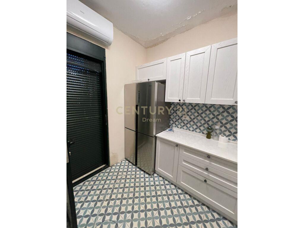 Shitet Apartament 2+1+2 me oborr privat tek Laguna Blue , Qe