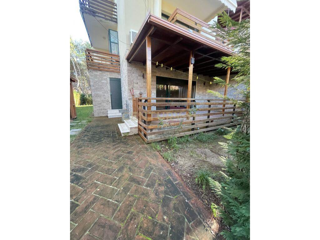 Shitet Apartament 2+1+2 me oborr privat tek Laguna Blue , Qe