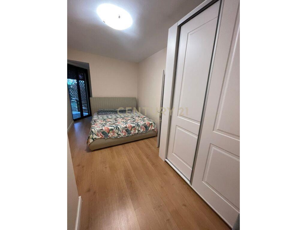 Shitet Apartament 2+1+2 me oborr privat tek Laguna Blue , Qe