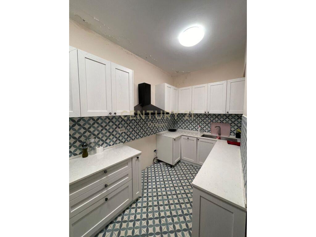 Shitet Apartament 2+1+2 me oborr privat tek Laguna Blue , Qe