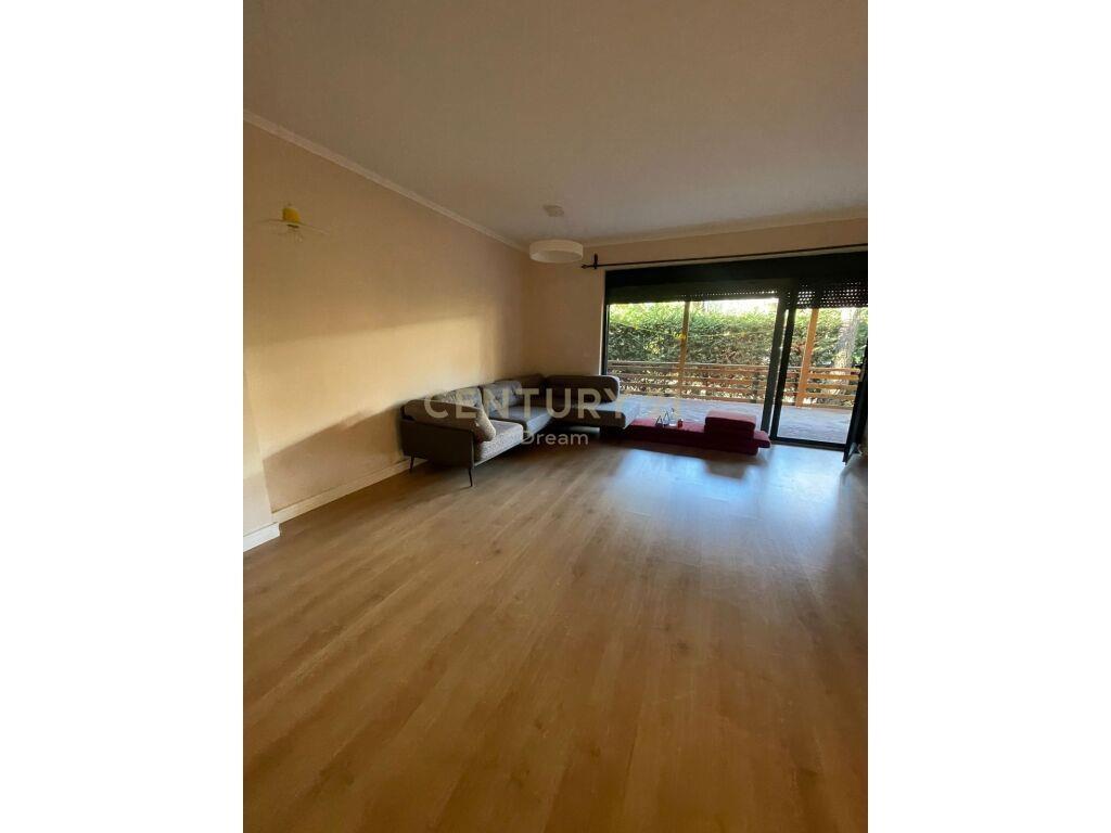 Shitet Apartament 2+1+2 me oborr privat tek Laguna Blue , Qe