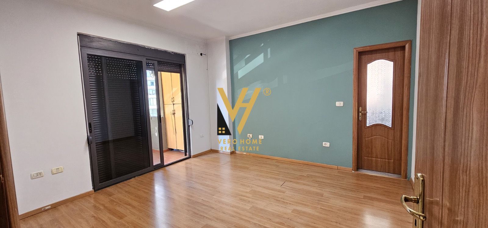 AMBIENT 140M2 TE RR.KOSOVAREVE 900 EURO