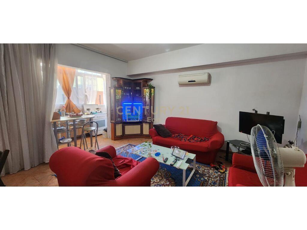 SHITET APARTAMENT 1+1 PRANE DREJTORISE SE POLICISE !